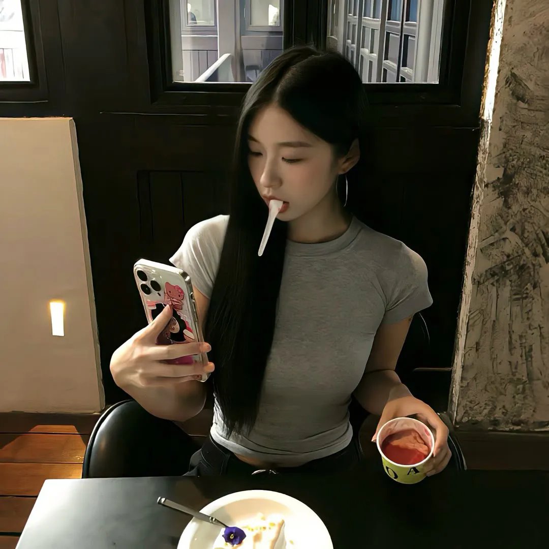 出墙红杏两家春